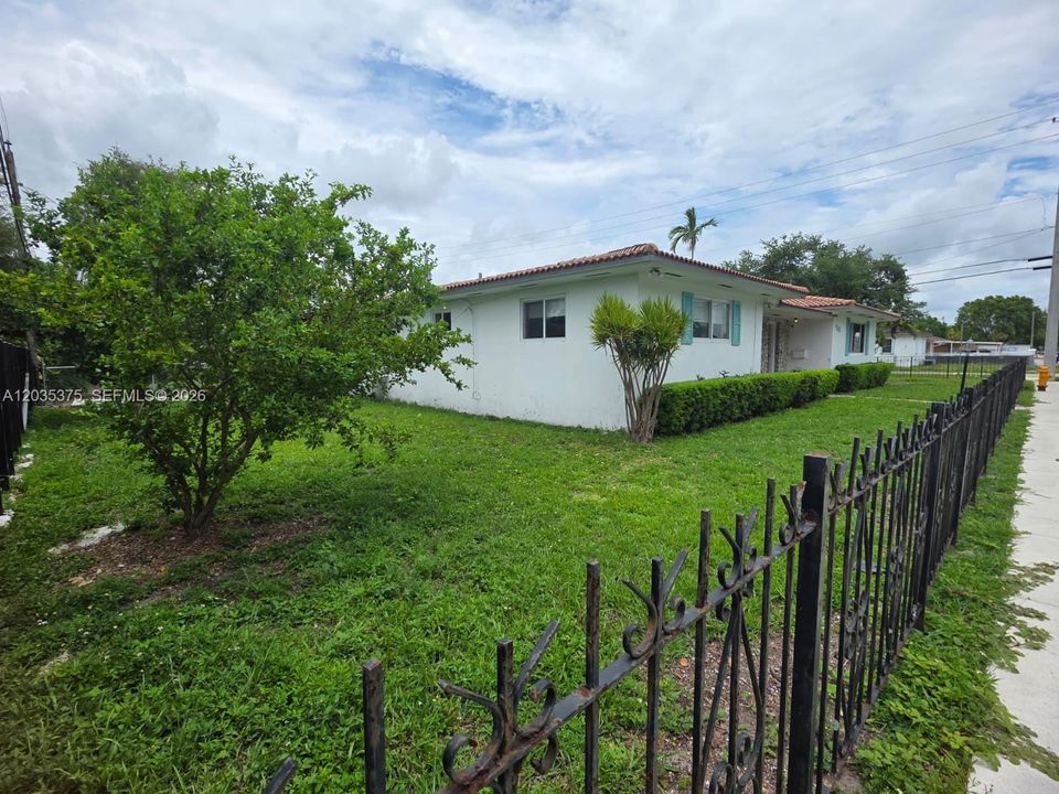 For Sale: $700,000 (3 beds, 2 baths, 2777 Square Feet)