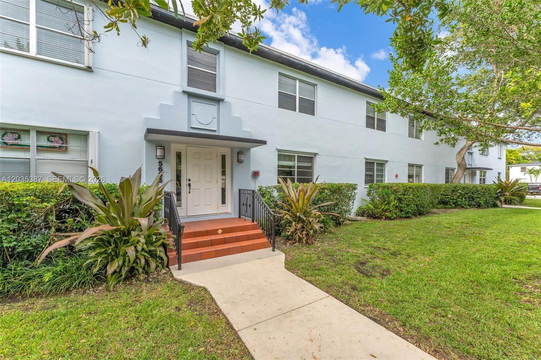 For Sale: $399,900 (2 beds, 1 baths, 800 Square Feet)