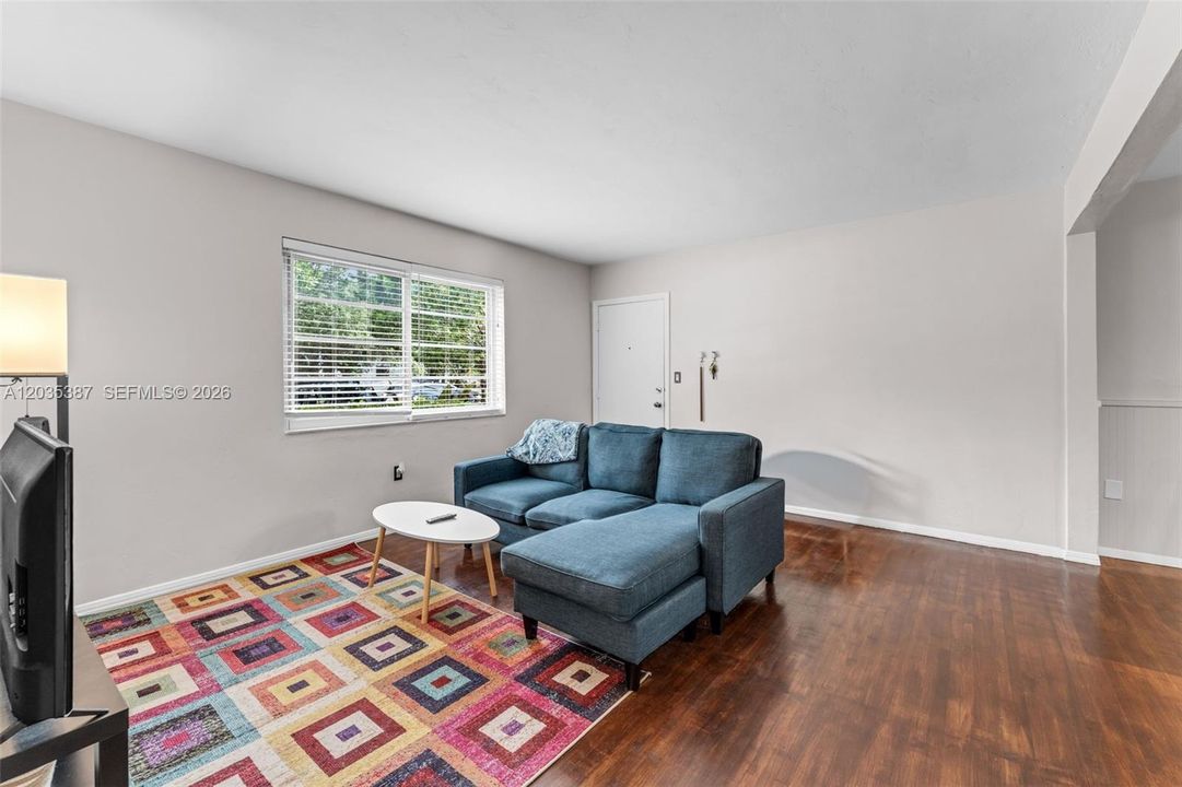 For Sale: $399,900 (2 beds, 1 baths, 800 Square Feet)
