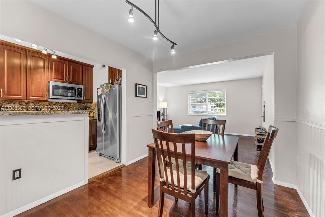 For Sale: $399,900 (2 beds, 1 baths, 800 Square Feet)