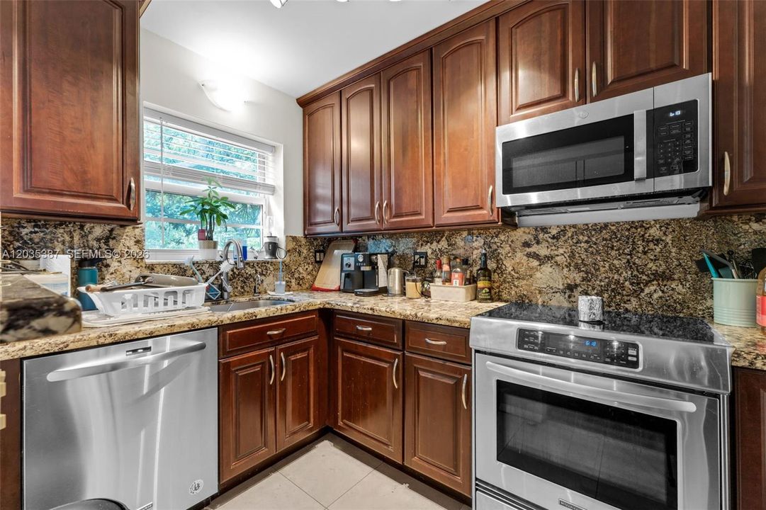For Sale: $399,900 (2 beds, 1 baths, 800 Square Feet)