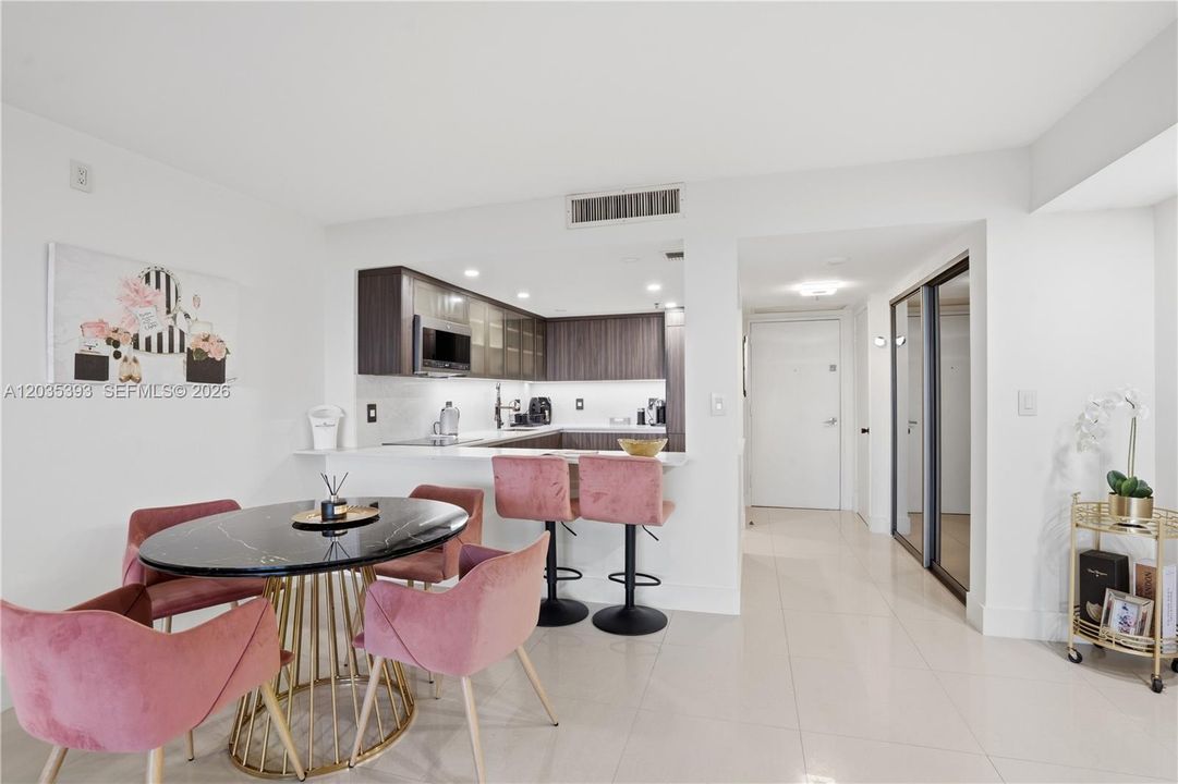 For Sale: $478,000 (2 beds, 2 baths, 1130 Square Feet)