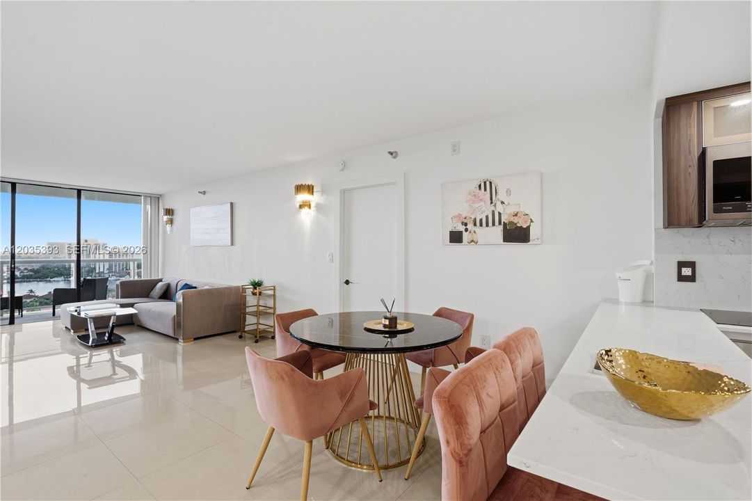For Sale: $478,000 (2 beds, 2 baths, 1130 Square Feet)