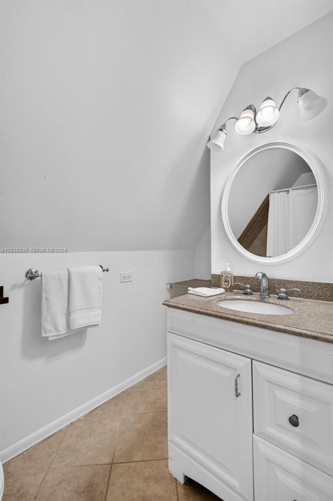 Upstairs bathroom en suite (primary bathroom)
