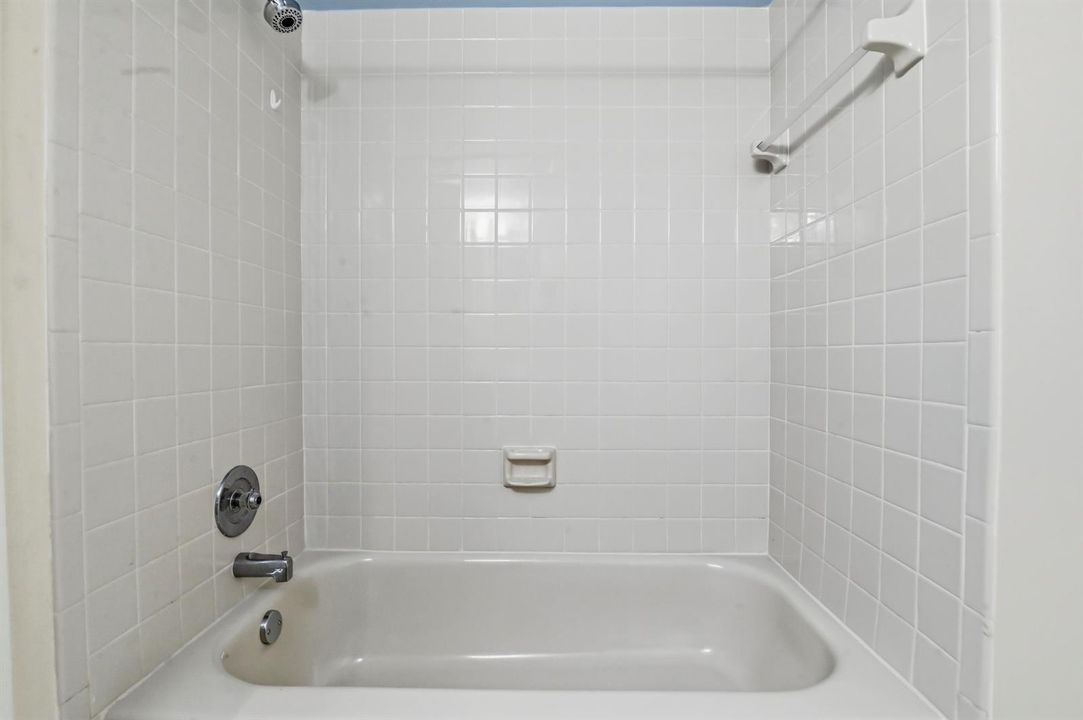 14 Bathroom 02