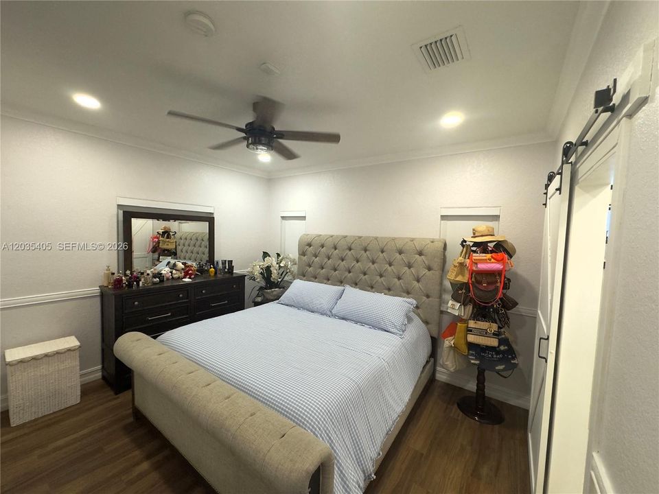En Venta: $699,900 (4 camas, 2 baños, 1340 Pies cuadrados)