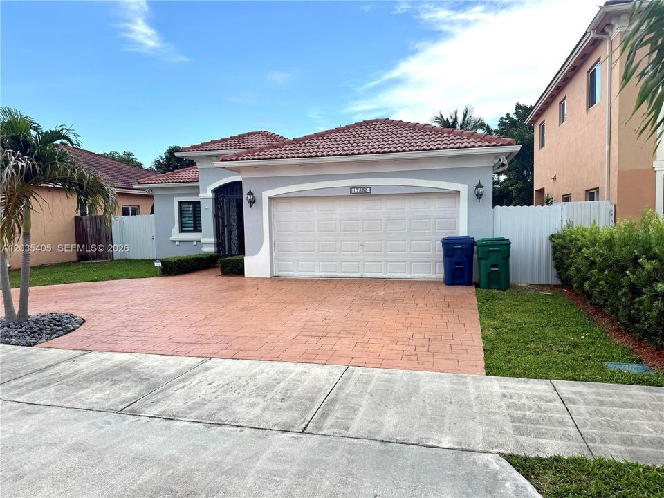 En Venta: $699,900 (4 camas, 2 baños, 1340 Pies cuadrados)