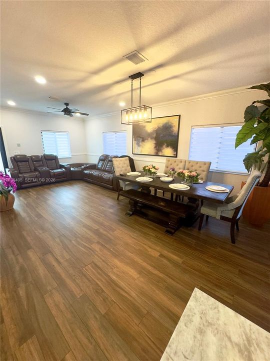En Venta: $699,900 (4 camas, 2 baños, 1340 Pies cuadrados)