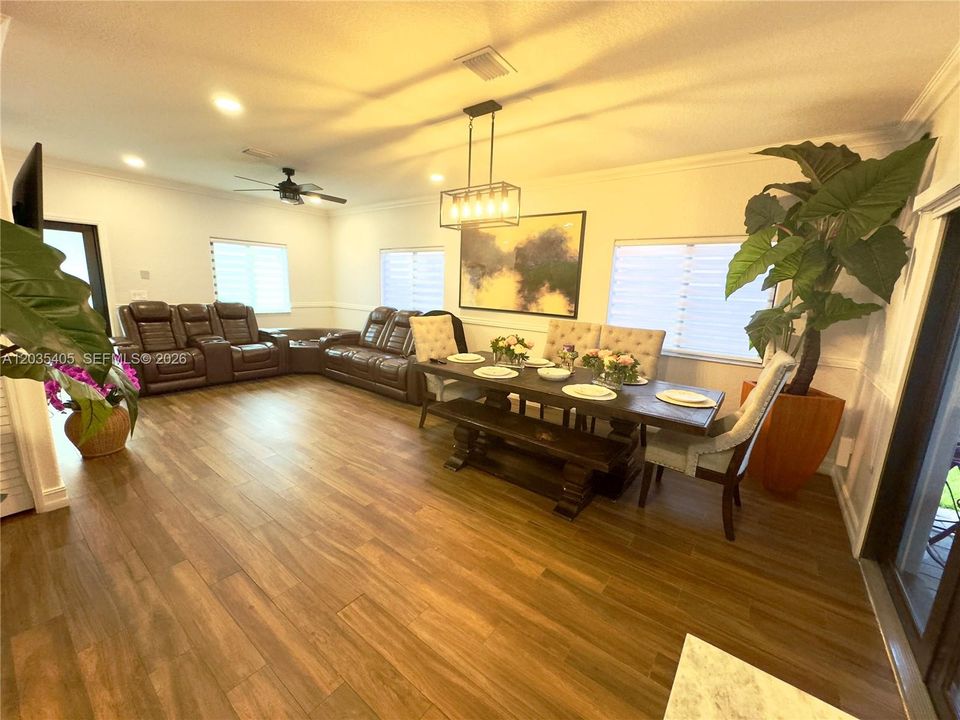 En Venta: $699,900 (4 camas, 2 baños, 1340 Pies cuadrados)