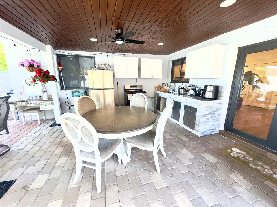 En Venta: $699,900 (4 camas, 2 baños, 1340 Pies cuadrados)