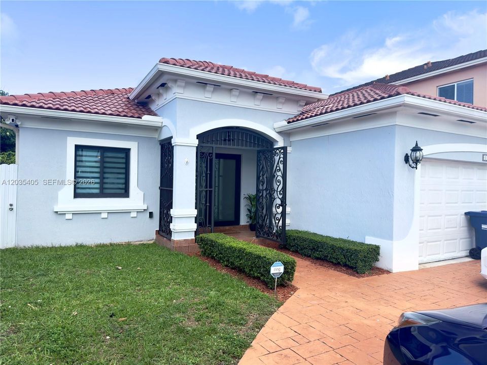 En Venta: $699,900 (4 camas, 2 baños, 1340 Pies cuadrados)