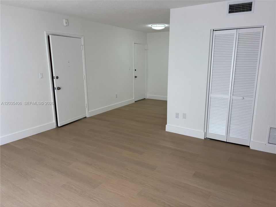 For Sale: $255,000 (2 beds, 1 baths, 800 Square Feet)