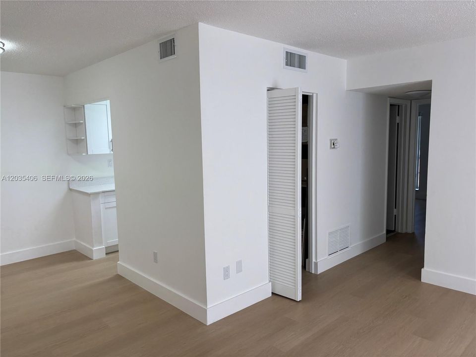 For Sale: $255,000 (2 beds, 1 baths, 800 Square Feet)