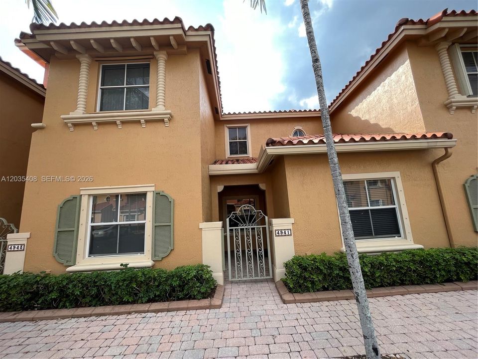 For Rent: $2,850 (3 beds, 3 baths, 1382 Square Feet)