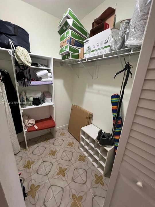 For Sale: $130,000 (1 beds, 1 baths, 615 Square Feet)