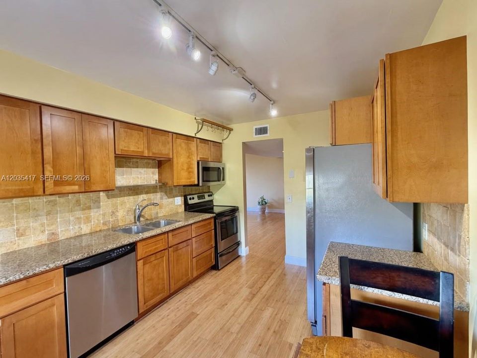 For Sale: $289,999 (2 beds, 2 baths, 1666 Square Feet)