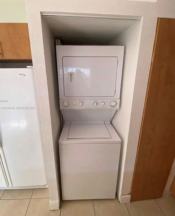 For Rent: $2,500 (2 beds, 1 baths, 864 Square Feet)