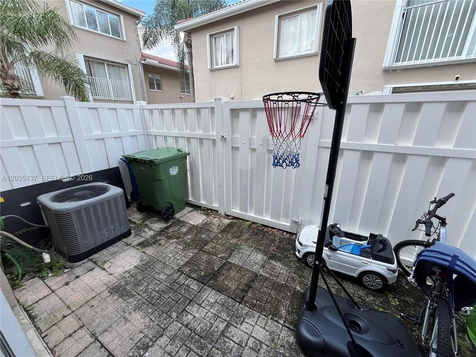 For Rent: $2,200 (2 beds, 2 baths, 1158 Square Feet)