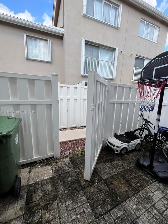 For Rent: $2,200 (2 beds, 2 baths, 1158 Square Feet)