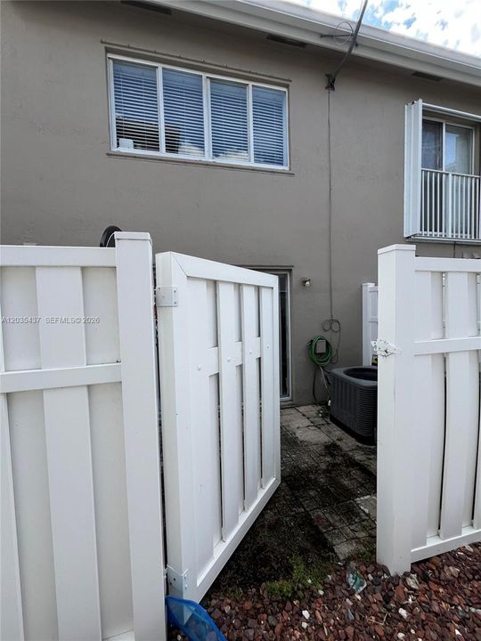 For Rent: $2,200 (2 beds, 2 baths, 1158 Square Feet)