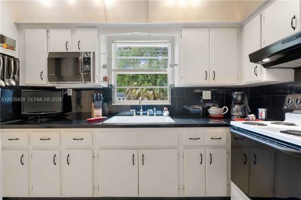 For Sale: $335,000 (3 beds, 2 baths, 1250 Square Feet)