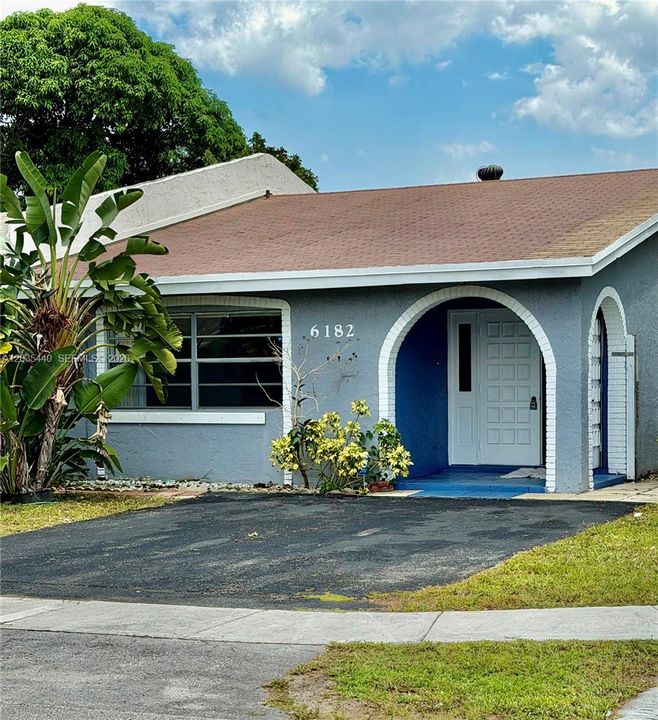 For Sale: $380,000 (2 beds, 2 baths, 1174 Square Feet)
