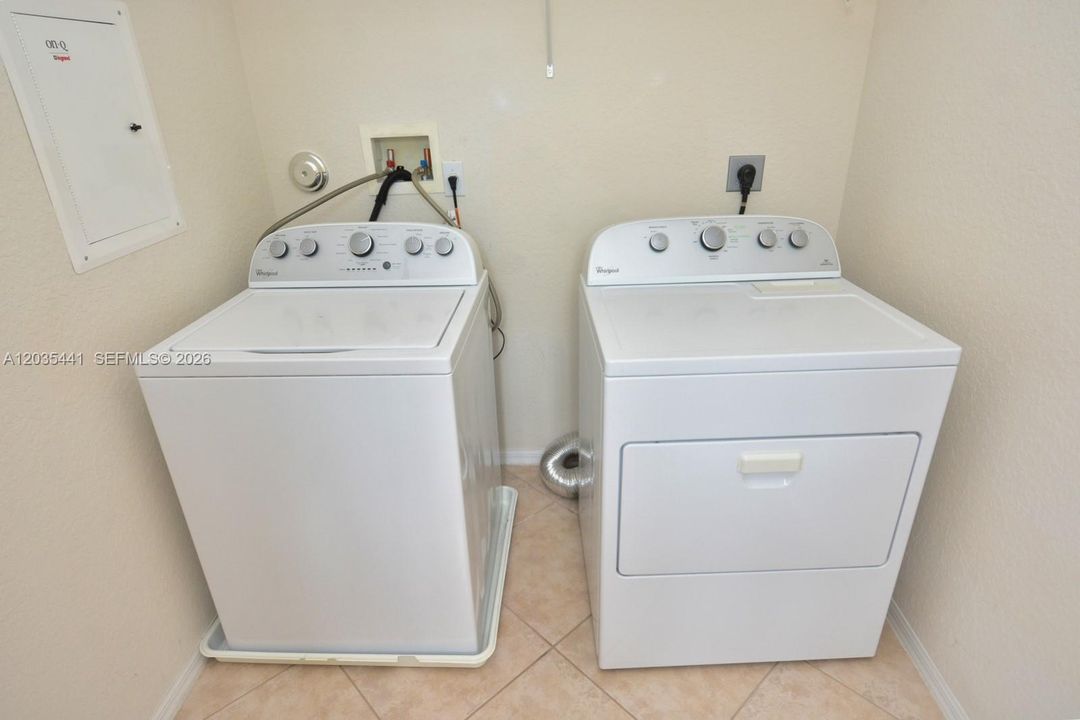 En Renta: $2,750 (4 camas, 2 baños, 2704 Pies cuadrados)