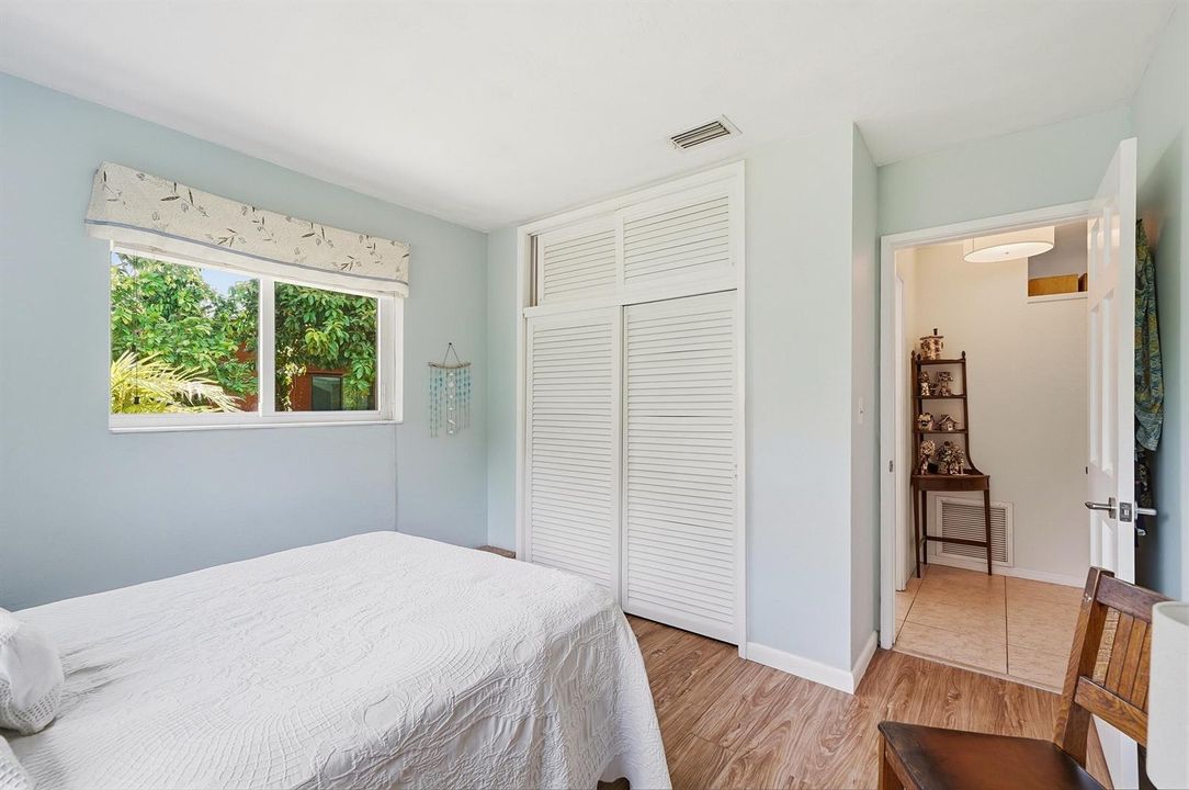 23_bedroom