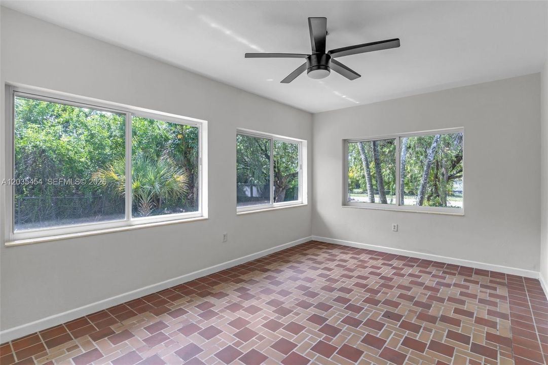 En Venta: $598,000 (4 camas, 3 baños, 1445 Pies cuadrados)