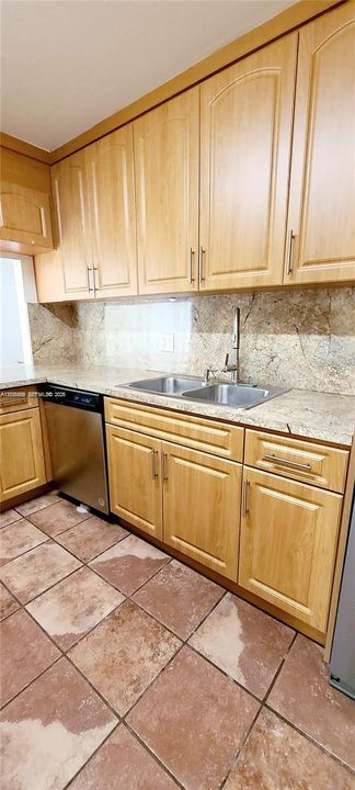 For Rent: $2,100 (2 beds, 2 baths, 965 Square Feet)