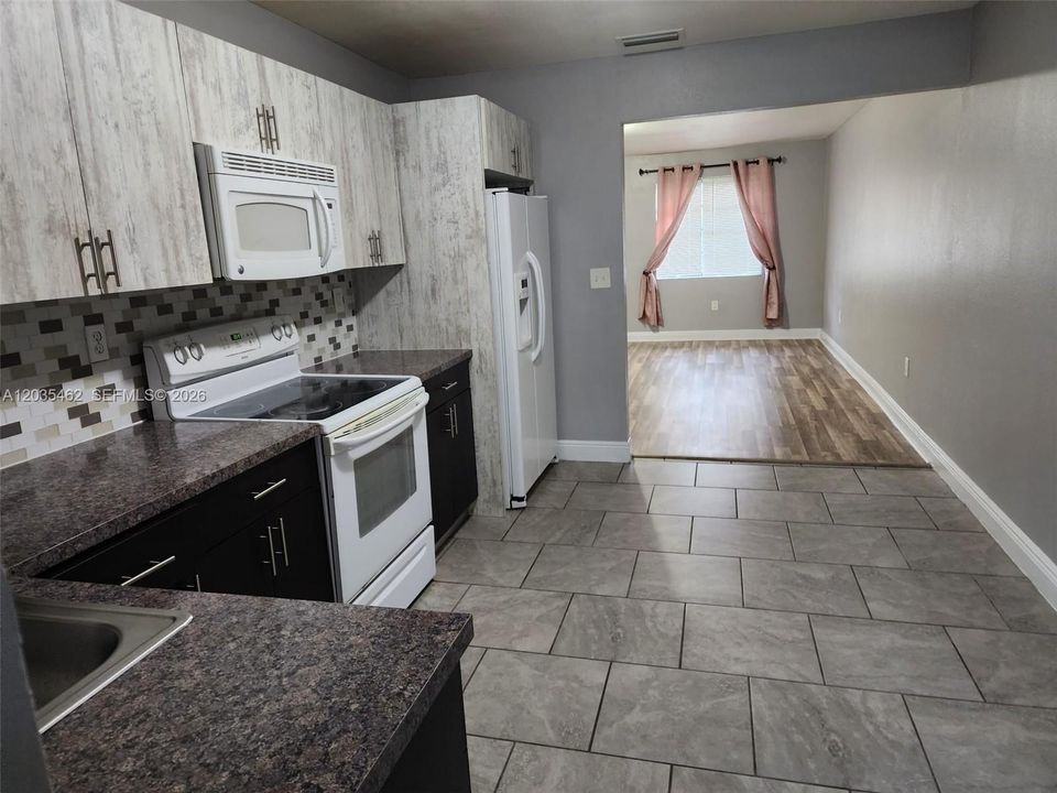 For Sale: $154,900 (2 beds, 1 baths, 862 Square Feet)
