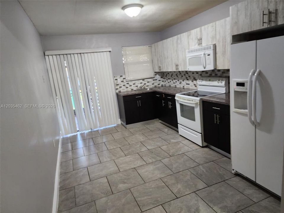 For Sale: $154,900 (2 beds, 1 baths, 862 Square Feet)