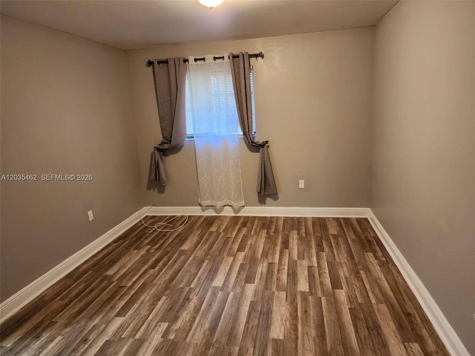 For Sale: $154,900 (2 beds, 1 baths, 862 Square Feet)