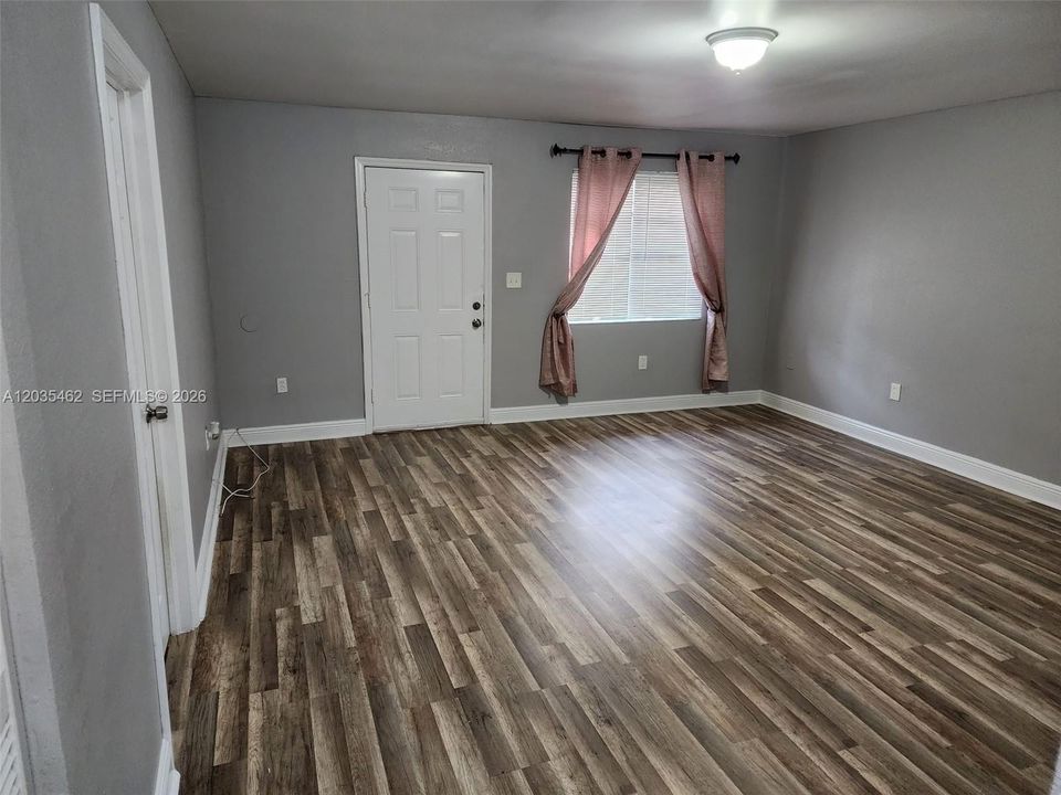 For Sale: $154,900 (2 beds, 1 baths, 862 Square Feet)