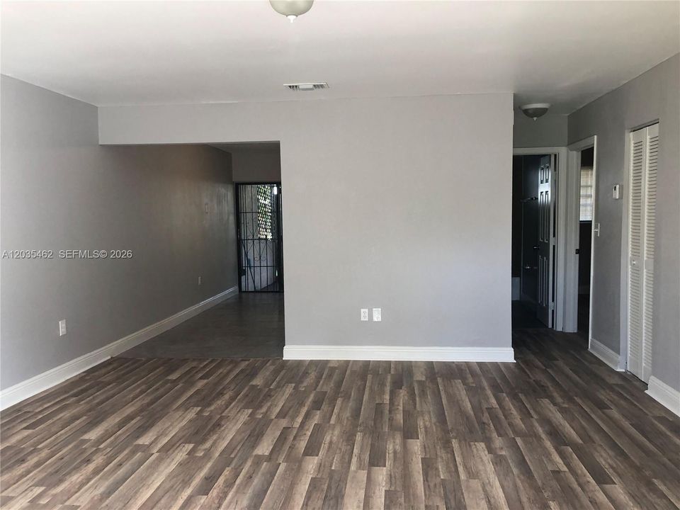 For Sale: $154,900 (2 beds, 1 baths, 862 Square Feet)