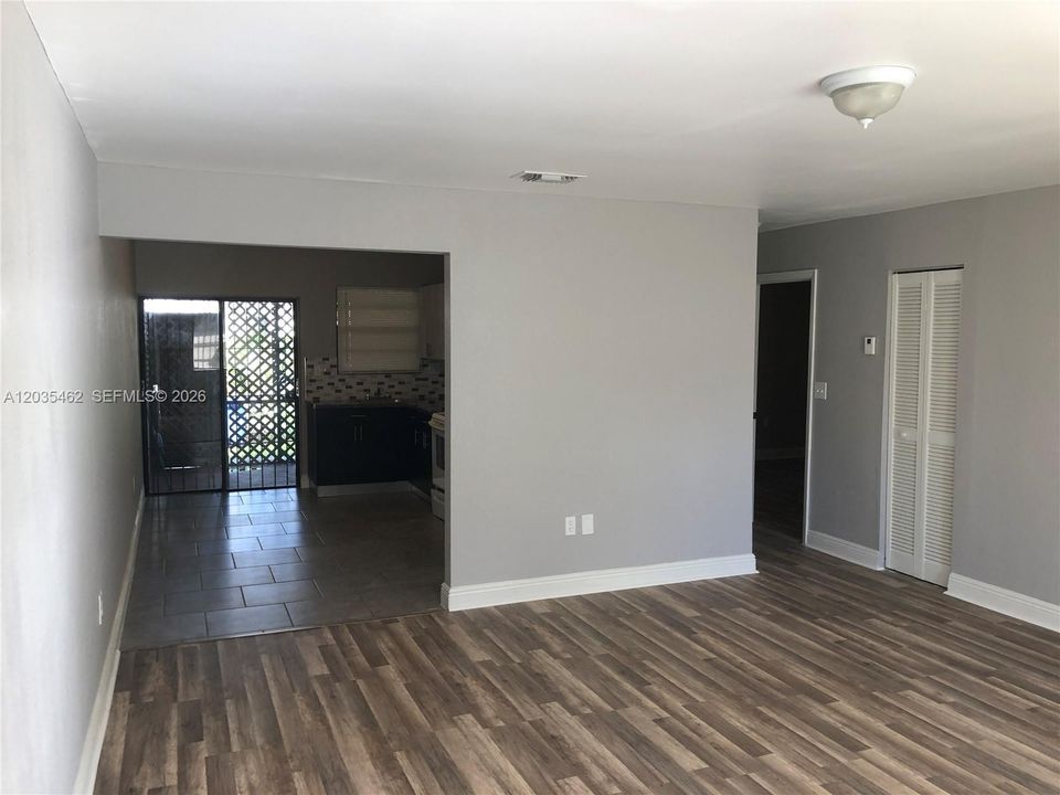 For Sale: $154,900 (2 beds, 1 baths, 862 Square Feet)
