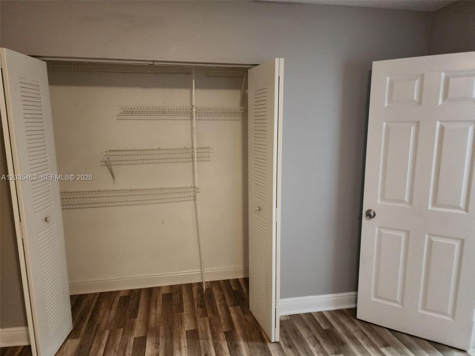 For Sale: $154,900 (2 beds, 1 baths, 862 Square Feet)