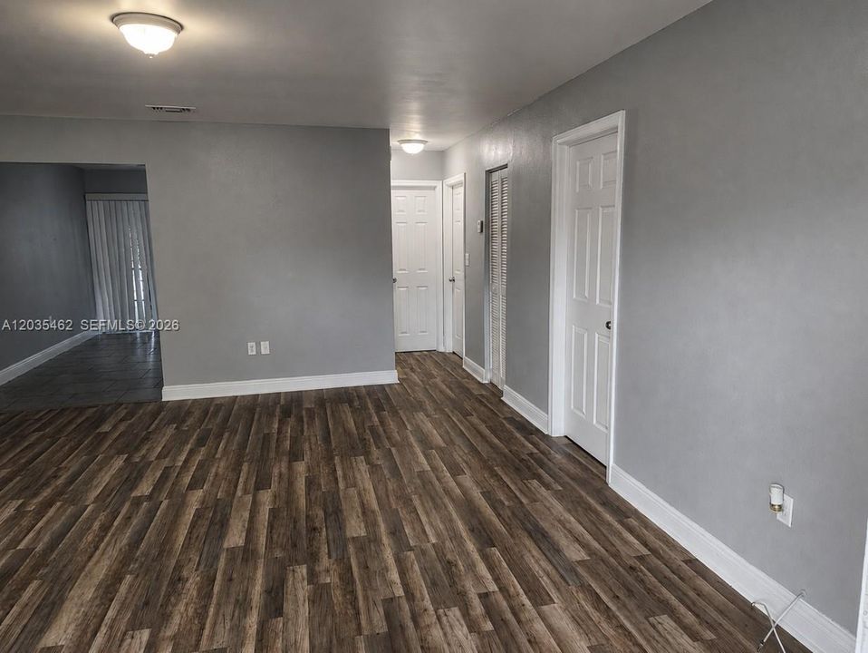 For Sale: $154,900 (2 beds, 1 baths, 862 Square Feet)