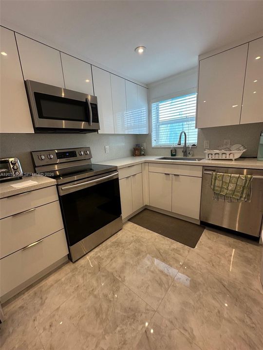 For Rent: $2,900 (1 beds, 1 baths, 845 Square Feet)