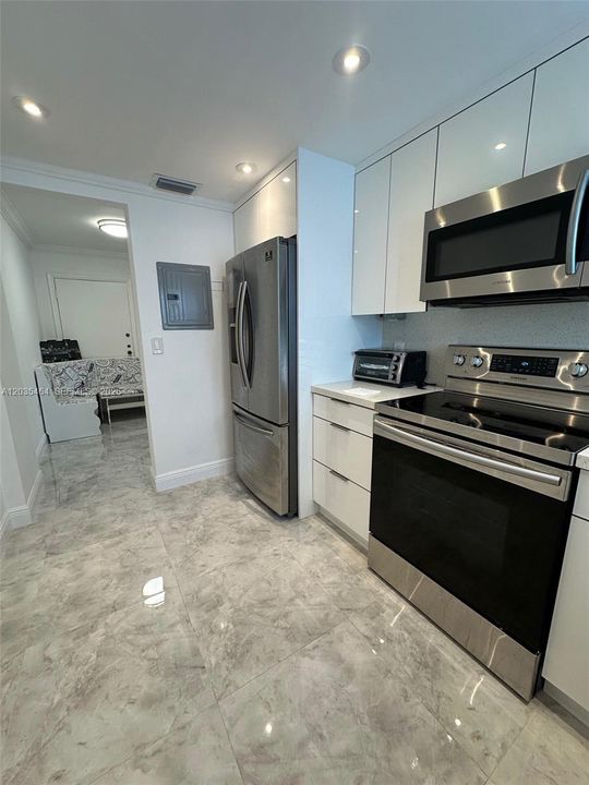 For Rent: $2,900 (1 beds, 1 baths, 845 Square Feet)