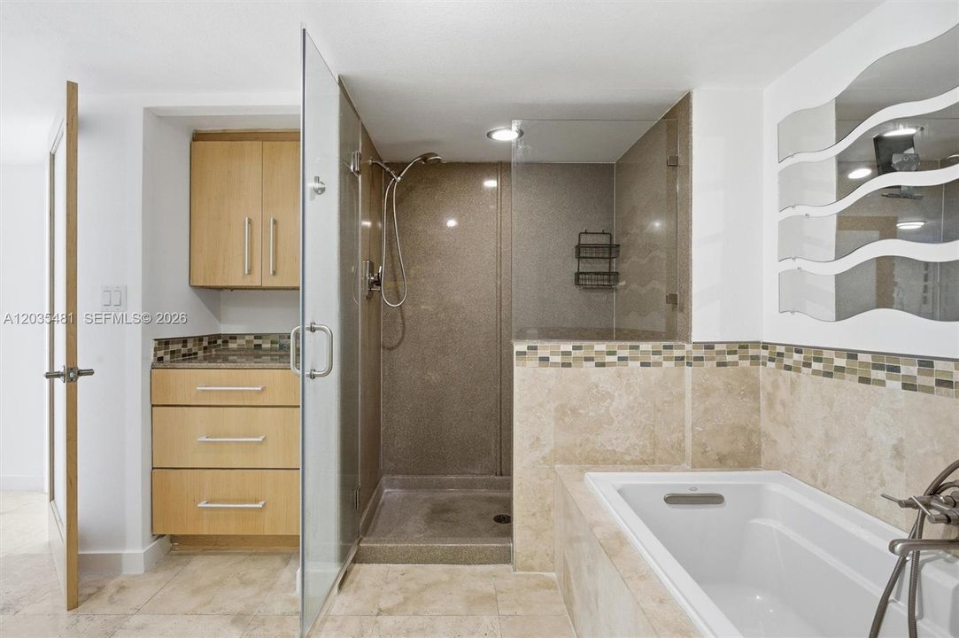 En Venta: $799,000 (2 camas, 2 baños, 1377 Pies cuadrados)
