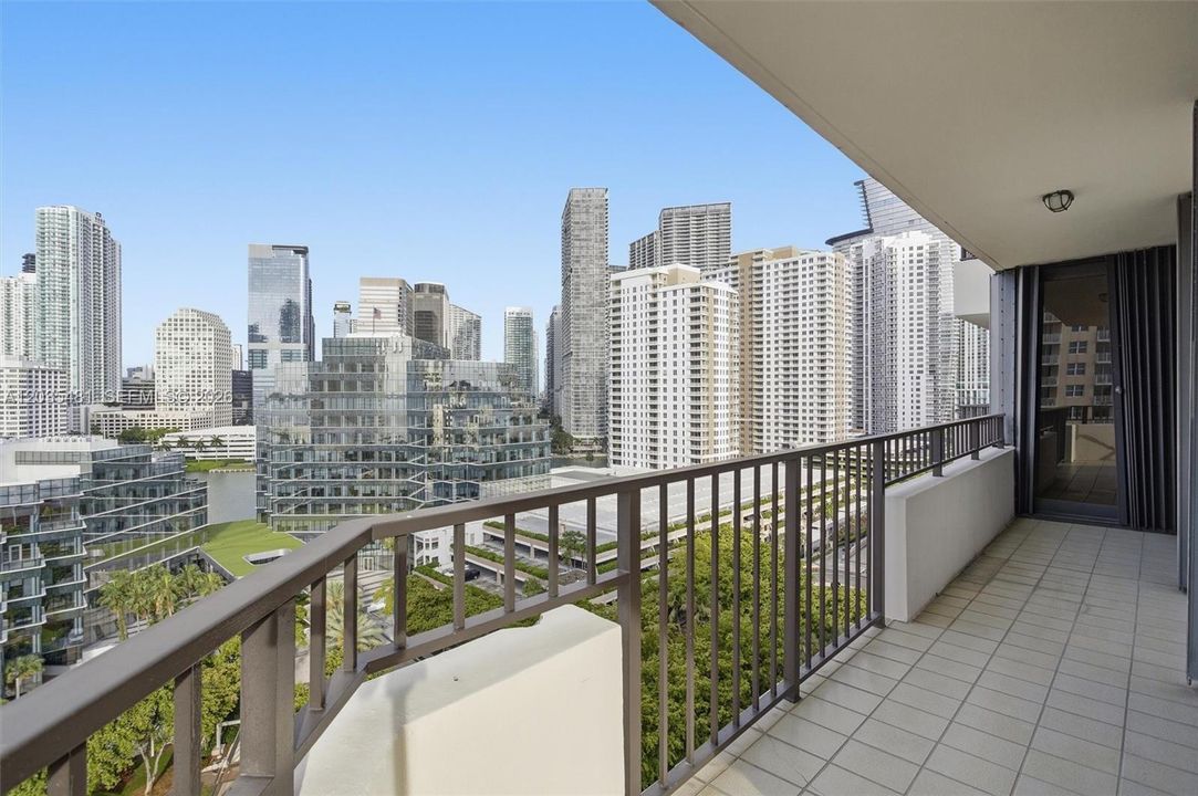 En Venta: $799,000 (2 camas, 2 baños, 1377 Pies cuadrados)