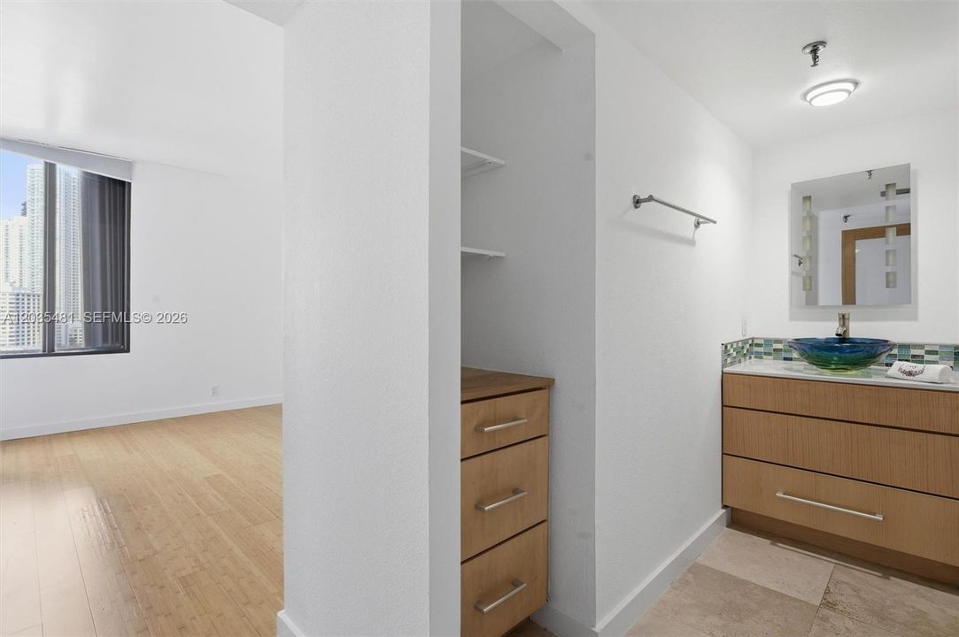 En Venta: $799,000 (2 camas, 2 baños, 1377 Pies cuadrados)