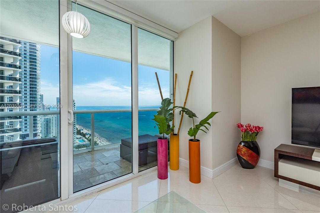 For Rent: $5,500 (2 beds, 2 baths, 1337 Square Feet)