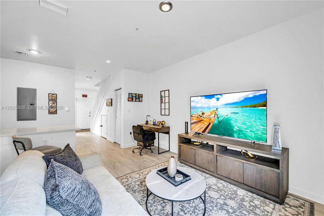 出租: $3,500 (3 贝兹, 2 浴室, 1250 平方英尺)