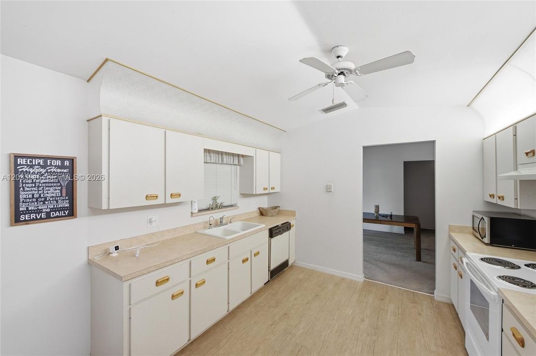 For Sale: $275,000 (2 beds, 2 baths, 1641 Square Feet)