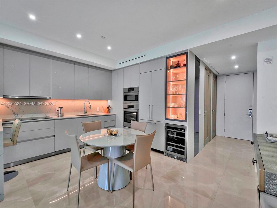 В аренду: $29,000 (2 спален, 3 ванн, 2103 Квадратных фут)