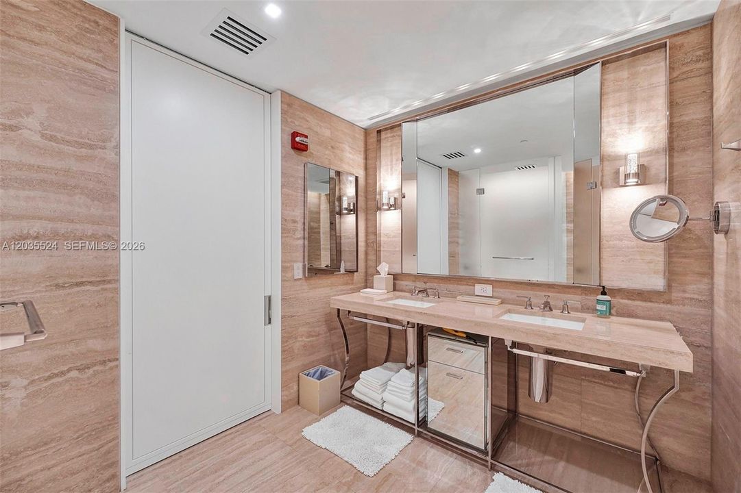 В аренду: $29,000 (2 спален, 3 ванн, 2103 Квадратных фут)