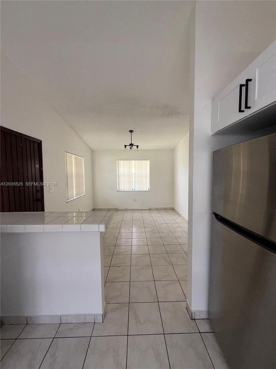 В аренду: $2,400 (2 спален, 1 ванн, 800 Квадратных фут)
