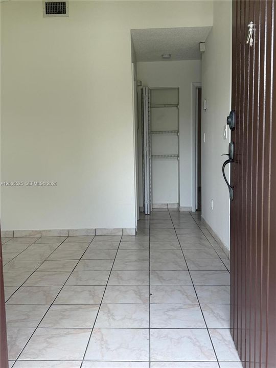 В аренду: $2,400 (2 спален, 1 ванн, 800 Квадратных фут)